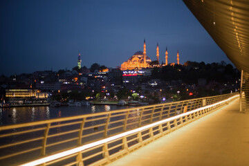 Fototapeta premium Suleymaniye Mosque at night seen from Golden Horn Metro Bridge, Istanbul, Turkey, Eastern Europe