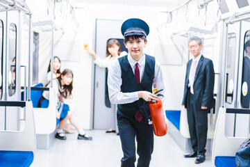 車両火災の消化をする車掌