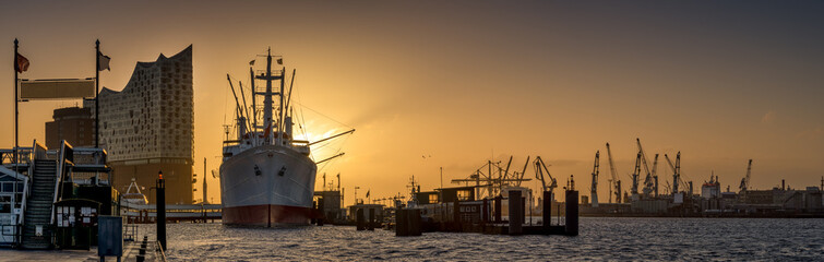 Panorama of a sunrise in the port of Hamburg  - obrazy, fototapety, plakaty