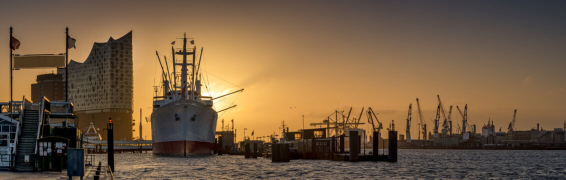 Panorama of a sunrise in the port of Hamburg 