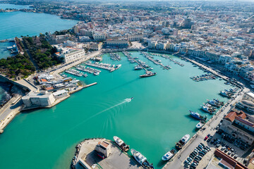 Fototapeta premium Vista aerea del porto di trani, puglia