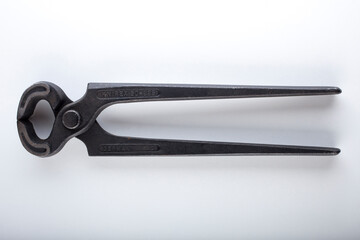 Alte Kneifzange aus Gusseisen