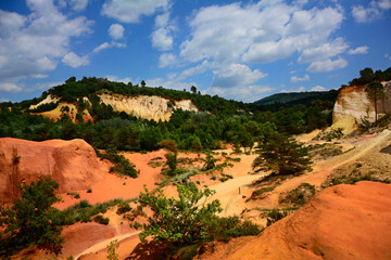 Naklejka premium prowansja piekny kanion ochrowy, beautiful ocher canyon in Provence, ocher canyon, ocher canyon in provence, Colorado provençal, Provencal ocher canyon, Colorful former ochre , France