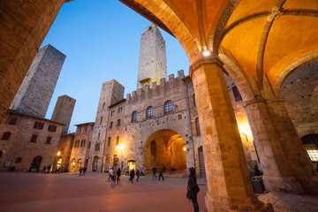Italia, Toscana, Siena, il paese di San Gimignano con luci della sera.