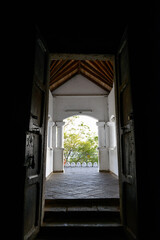 porte d'un ancien temple bouddhiste sur une montagne du Sri Lanka au couché du soleil