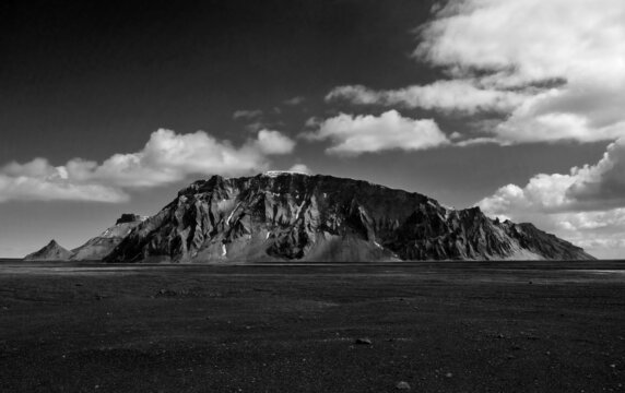 Island; der Hafursey, davor das Schwemmgebiet des Gletschers K&ouml;tluj&ouml;kull