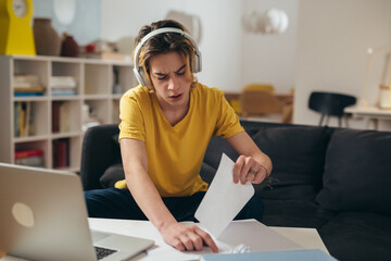 teenager having online class from his home
