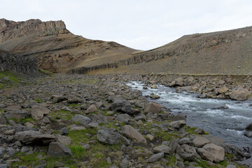 Landschaft am Wasserfall Hengifoss - Island