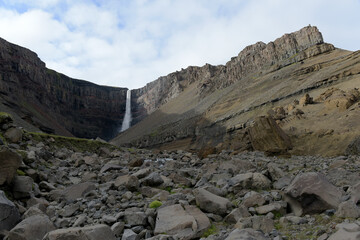 Fototapeta premium Landschaft am Wasserfall Hengifoss - Island