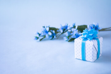 青いプレゼントとブルースター（造花）