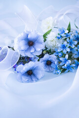 白いオーガンジーのリボンと青いラナンキュラスとブルースターとワックスフラワーの花束（造花）