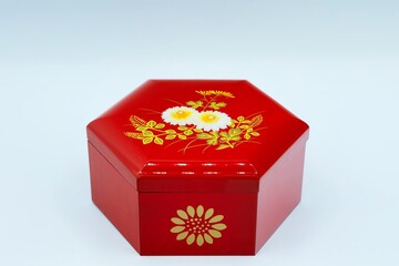 六角形の花柄が描かれた赤い小箱のお土産