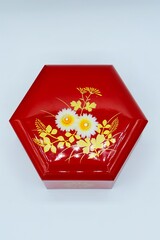 六角形の花柄が描かれた赤い小箱のお土産