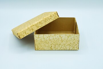 紙で作られた和柄の模様の小さい小箱　ホワイトバック