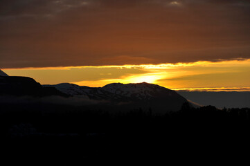Sonnenuntergang über den Bergen der Halbinsel Flateyjarskagi bei Husavik