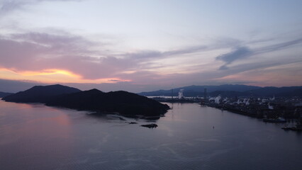 Fototapeta premium 周南市 コンビナート空から見る徳山の街並みと海と空の景色！山口の観光地