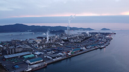 Fototapeta premium 周南市 コンビナート空から見る徳山の街並みと海と空の景色！山口の観光地