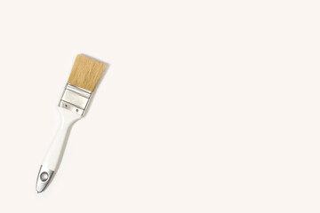 Pincel de pintura sobre un fondo blanco liso y aislado. Vista superior. Copy space