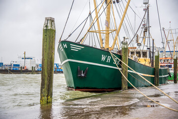 Naklejka premium Den Oever, the Netherlands. January 2022. High tide in the harbor of Den Oever, Netherlands.