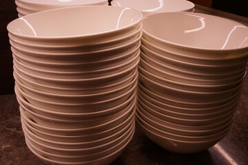 Stack pile of clean white ceramic plate dishes isolated - 重なった 白い皿	