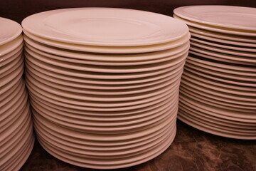 Stack pile of clean white ceramic plate dishes isolated - 重なった 白い皿	
