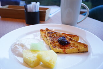 Morning Breakfast, French Toast with Fresh Fruits, Yogurt, and Coffee - 朝食...