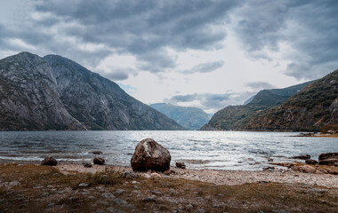 norwegischer fjord, meer panorama mit Bergen