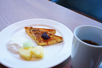 Morning Breakfast, French Toast with Fresh Fruits, Yogurt, and Coffee - 朝食 フレンチトースト フルーツ コーヒー