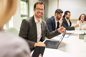 Glücklicher Business Mann als Berater mit Laptop Computer