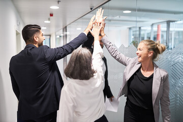 Erfolgreiches Business Team beim High Five geben