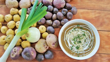 Sopa de cebolla con papa y crema