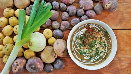 Sopa de cebolla con papa y paprika