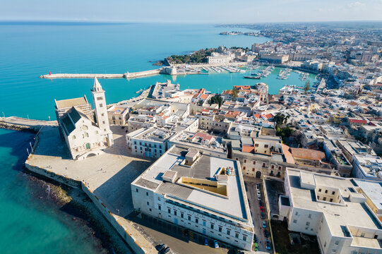 Vista aerea della cattedrale di trani, puglia