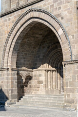 Fototapeta na wymiar Portail de l'église Saint-Matthieu à Salers - Cantal