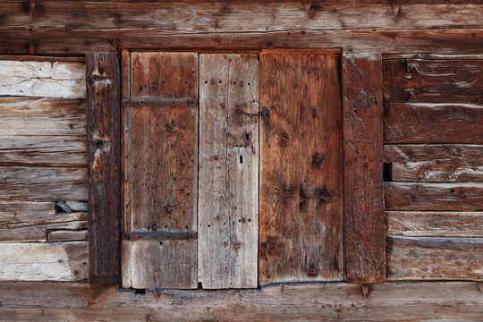 Texture de vieux bois. Porte de grange avec chaine et serrure.