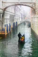 Poster Romantische Venetiaanse grachten. Oud Venetië. Gondels en brug van bezienswaardigheden. Italië reizen en bezienswaardigheden © Freesurf