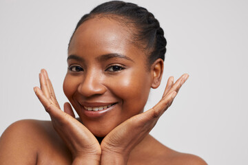 Studio portrait of smiling woman © Cultura Creative