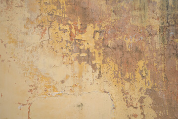 Texture du vieux mur de béton jaune pour le fond. La rouille a endommagé le béton du mur de surface pour le fond. Texture rugueuse sur la forme rugueuse du mur gris en raison de l& 39 écaillage de la couche de peinture due à la pluie.