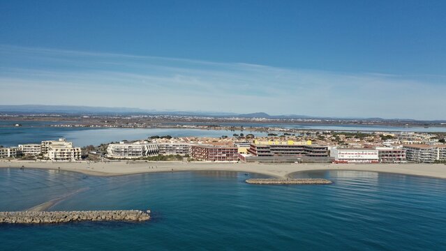 survol des plages et du port de Palavas-les-Flots, pr&egrave;s de Montpellier en Occitanie dans le sud de la France