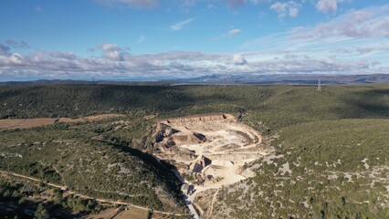 survol de l'arrière pays de Montpellier en Occitanie dans le sud de la France et les sources du Lez	