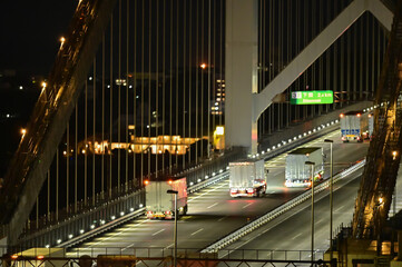 本州と九州を結ぶ物流交通を支える関門橋の夜景