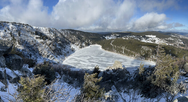 Panorama du lac blanc en hivers - Vosges alsace - France