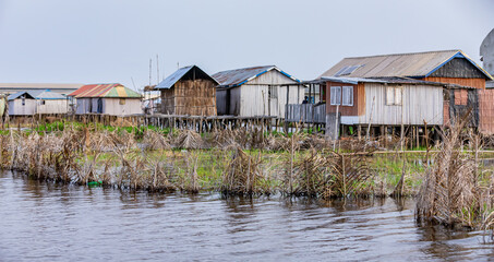 Fototapeta na wymiar houses on the river, the lake city of ganvié