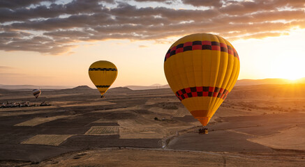 Heteluchtballonfestival bij zonsopgang in Cappadocië, Turkije
