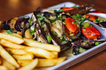 mussel and fries finger food 