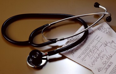 Stetoskop lekarza na recepcie - obrazy, fototapety, plakaty