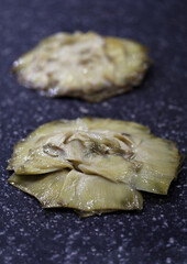 alcachofas a la plancha en plena elaboración