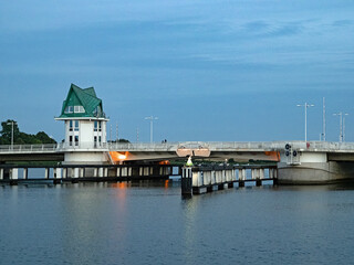 Schleibrücke in Kappeln an der Schlei in der Dämmerung, Schleswig-Holstein, Deutschland