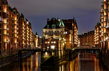 Fototapeta premium Wasserschloss in der Hamburger Speicherstadt bei Nacht