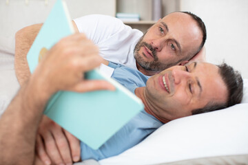 Fototapeta premium gay couple love home concept